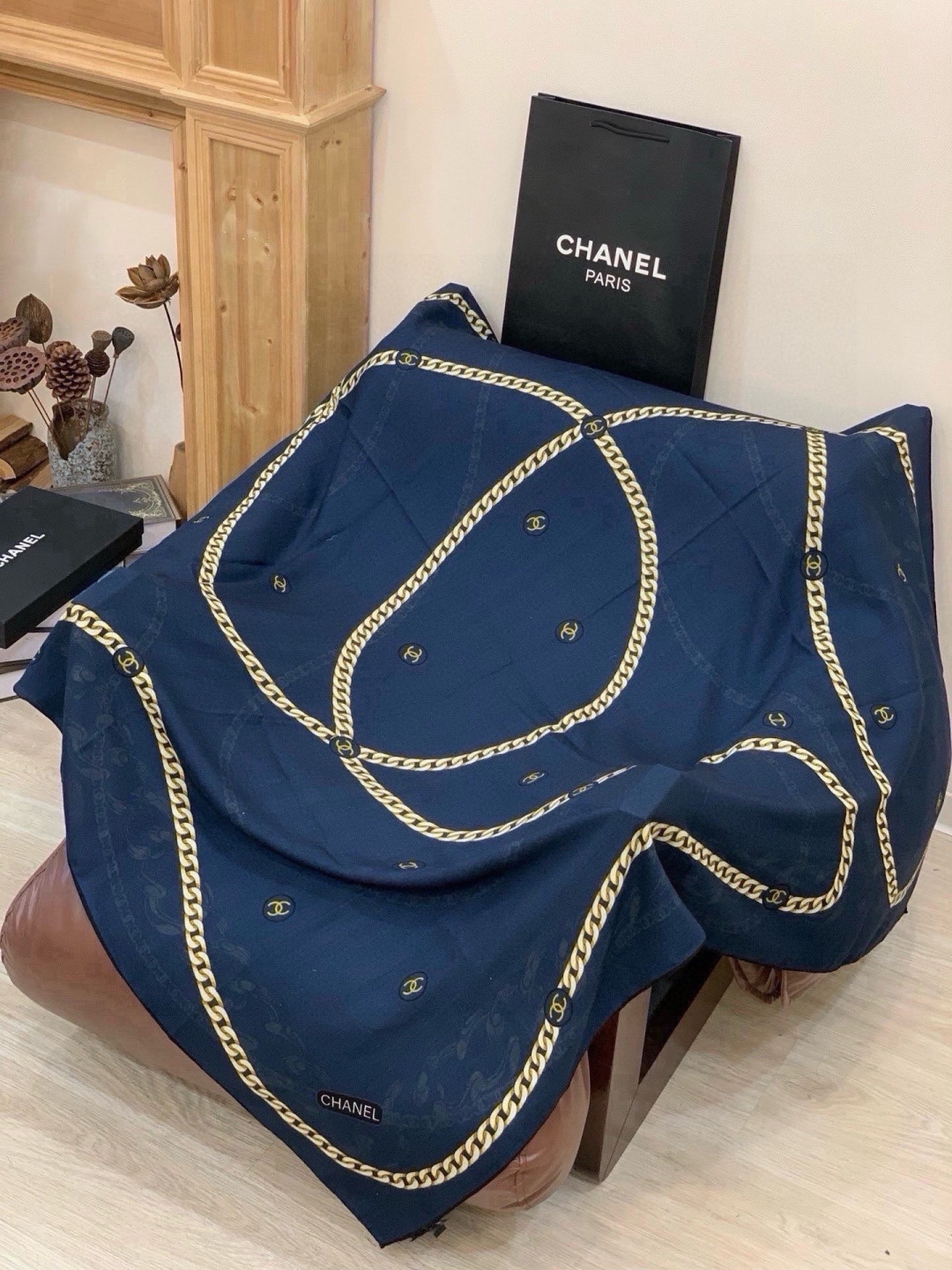 高级成衣系列~Chanel 【140双面同色丝绒披肩】 此系列谱写一曲自由轻灵的赞歌 本系列作品创新演绎品牌的风格符号 高级成衣系列~Chanel 【140双面同色丝绒披肩】 此系列谱写一曲自由轻灵的赞歌 本系列作品创新演绎品牌的风格符号