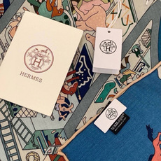 “马术学院”140双面同色丝绒披肩~Hermes 手工卷边丝绒方巾(30%桑蚕丝70%羊绒) 这款爱马仕的经典单品展现 “马术学院”140双面同色丝绒披肩~Hermes 手工卷边丝绒方巾(30%桑蚕丝70%羊绒) 这款爱马仕的经典单品展现