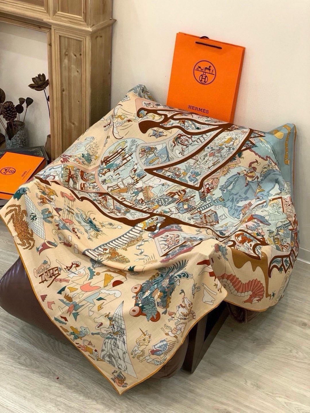 “马术学院”140双面同色丝绒披肩~Hermes 手工卷边丝绒方巾(30%桑蚕丝70%羊绒) 这款爱马仕的经典单品展现 “马术学院”140双面同色丝绒披肩~Hermes 手工卷边丝绒方巾(30%桑蚕丝70%羊绒) 这款爱马仕的经典单品展现