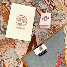 “马术学院”140双面同色丝绒披肩~Hermes 手工卷边丝绒方巾(30%桑蚕丝70%羊绒) 这款爱马仕的经典单品展现 “马术学院”140双面同色丝绒披肩~Hermes 手工卷边丝绒方巾(30%桑蚕丝70%羊绒) 这款爱马仕的经典单品展现