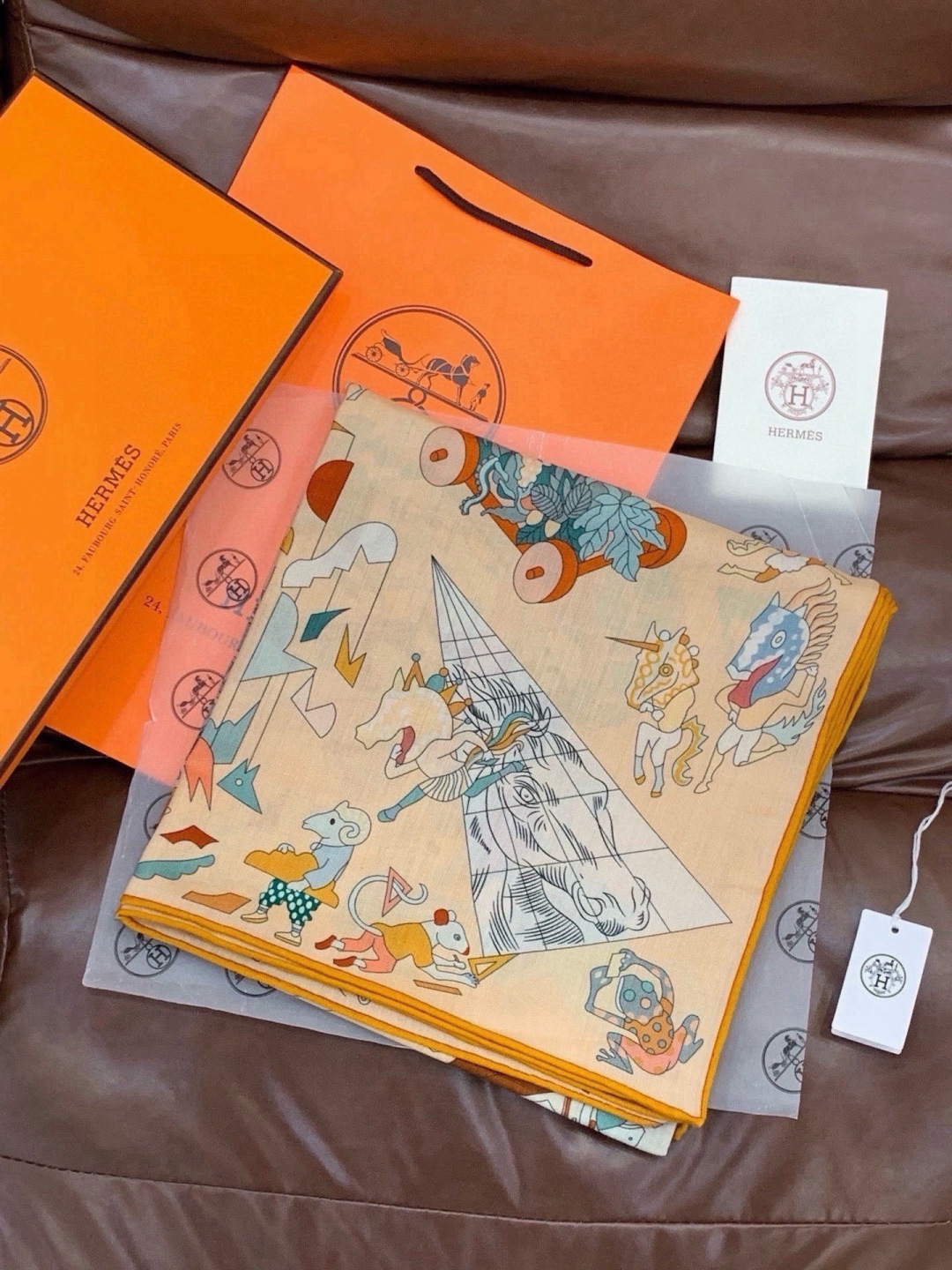 “马术学院”140双面同色丝绒披肩~Hermes 手工卷边丝绒方巾(30%桑蚕丝70%羊绒) 这款爱马仕的经典单品展现 “马术学院”140双面同色丝绒披肩~Hermes 手工卷边丝绒方巾(30%桑蚕丝70%羊绒) 这款爱马仕的经典单品展现