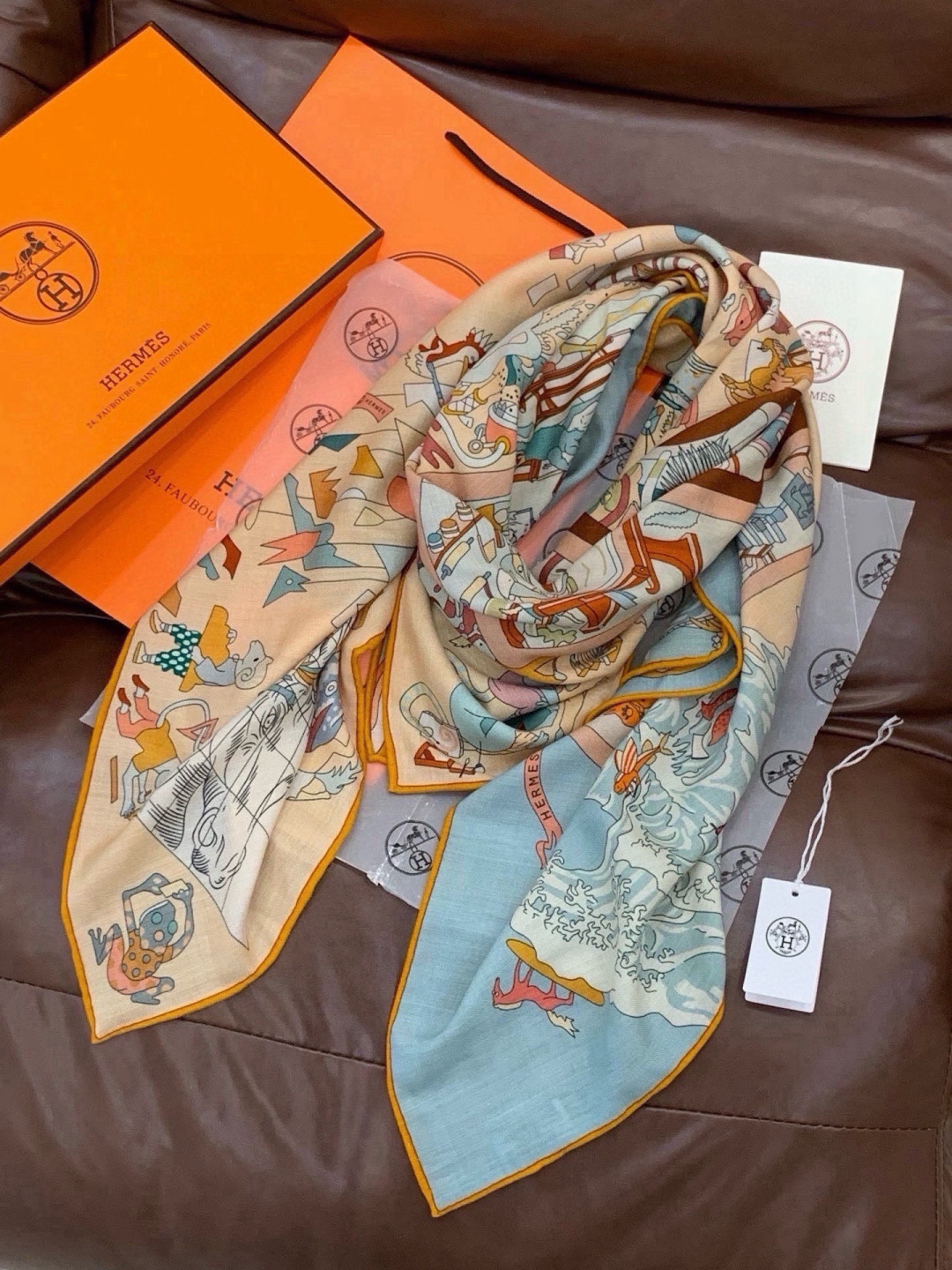 “马术学院”140双面同色丝绒披肩~Hermes 手工卷边丝绒方巾(30%桑蚕丝70%羊绒) 这款爱马仕的经典单品展现 “马术学院”140双面同色丝绒披肩~Hermes 手工卷边丝绒方巾(30%桑蚕丝70%羊绒) 这款爱马仕的经典单品展现