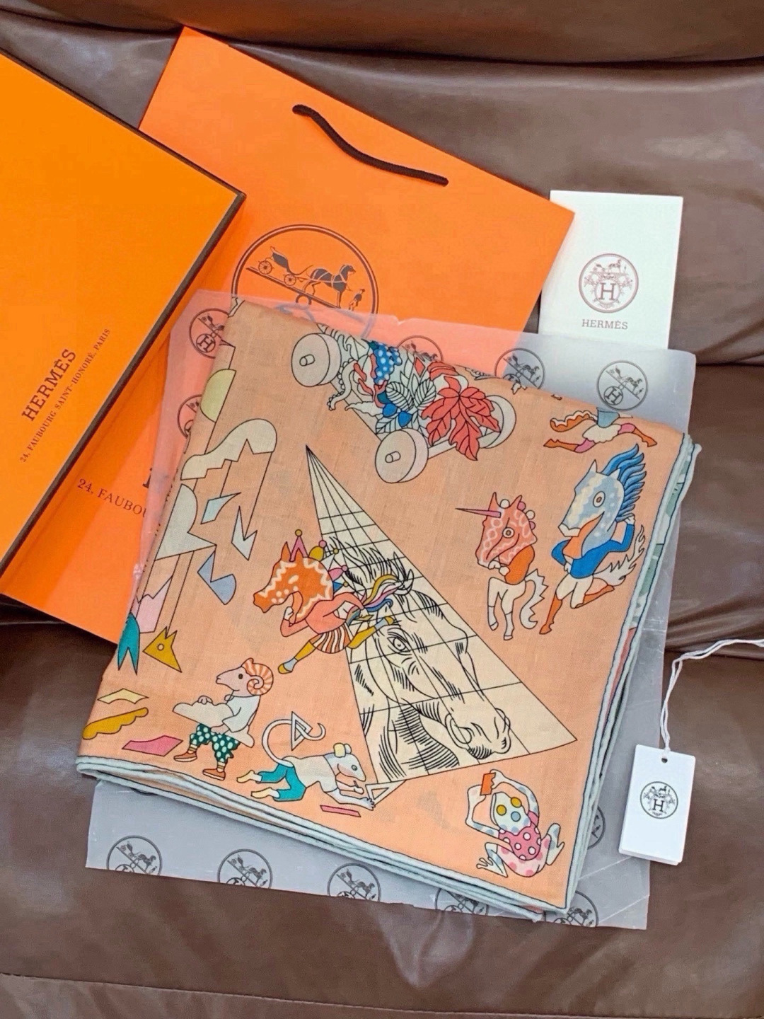 “马术学院”140双面同色丝绒披肩～Hermes  手工卷边丝绒方巾（30%桑蚕丝70%羊绒） 这款爱马仕的经典单品展现