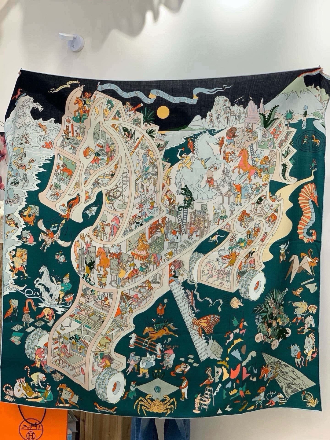 “马术学院”140双面同色丝绒披肩～Hermes  手工卷边丝绒方巾（30%桑蚕丝70%羊绒） 这款爱马仕的经典单品展现