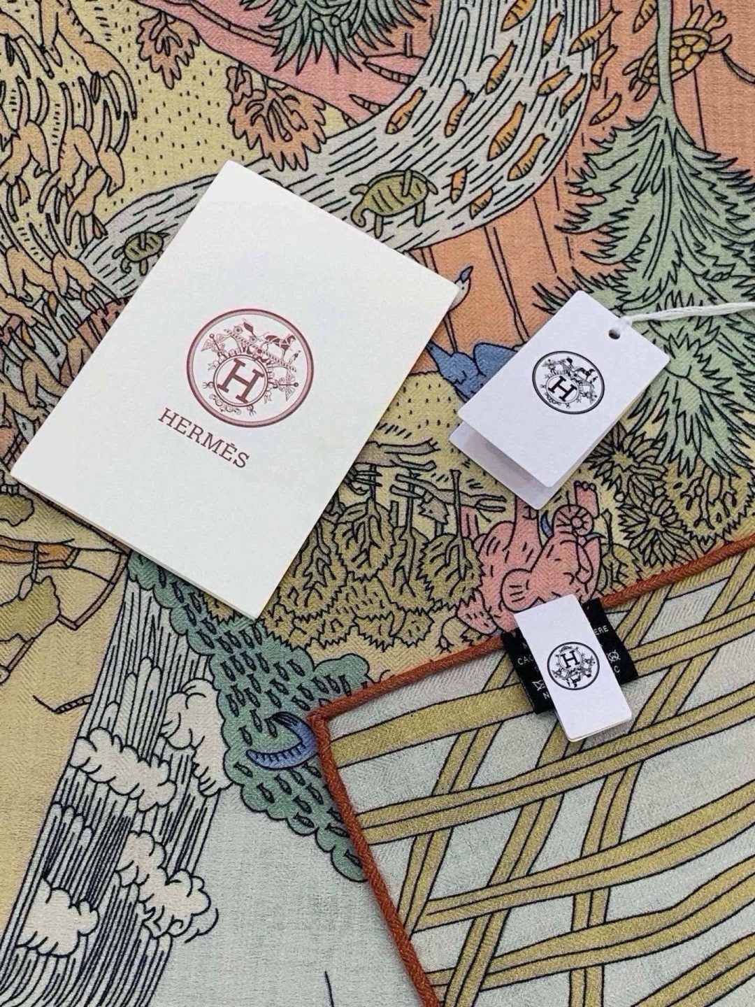 🆕 爱马仕~秋冬搭配利器❗️顶级双面同色真丝羊绒披肩!!1条等于2条】点睛精彩,图案和配色都超级喜欢,又一款双面配色 🆕 爱马仕~秋冬搭配利器❗️顶级双面同色真丝羊绒披肩!!1条等于2条】点睛精彩,图案和配色都超级喜欢,又一款双面配色