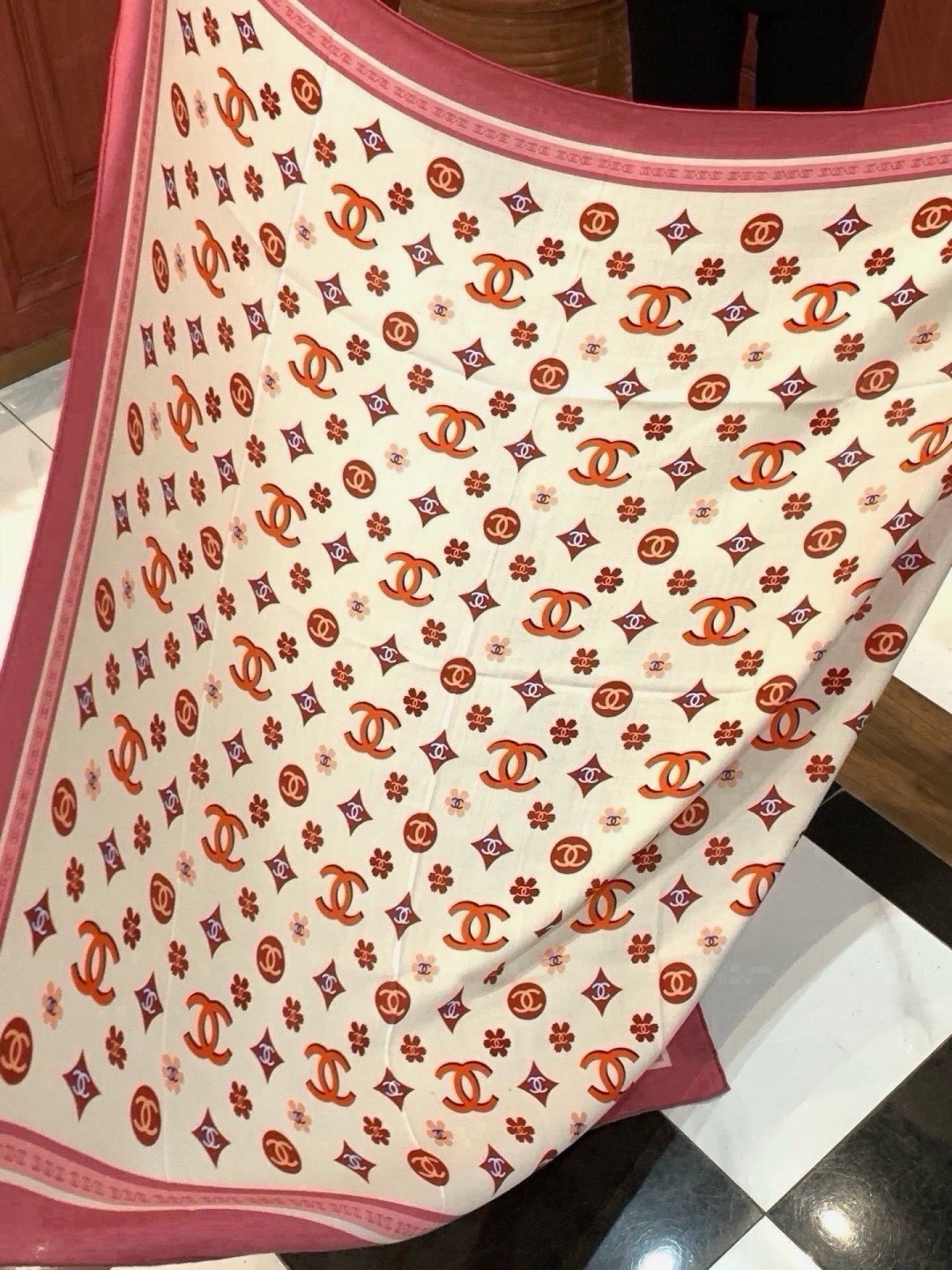 🆕   香奈儿上新❤️ 【Chanel】  经典茶花优雅Coco风，Chanel最新丝绒大方巾~气质到骨子里，香奶奶新一
