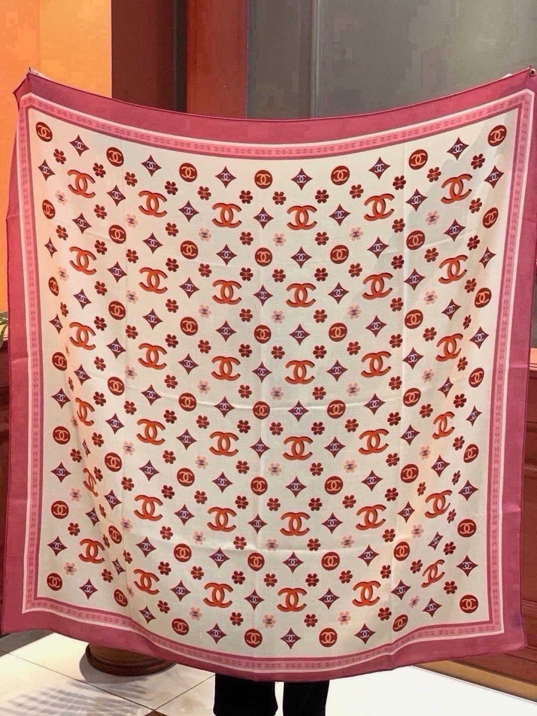 🆕   香奈儿上新❤️ 【Chanel】  经典茶花优雅Coco风，Chanel最新丝绒大方巾~气质到骨子里，香奶奶新一