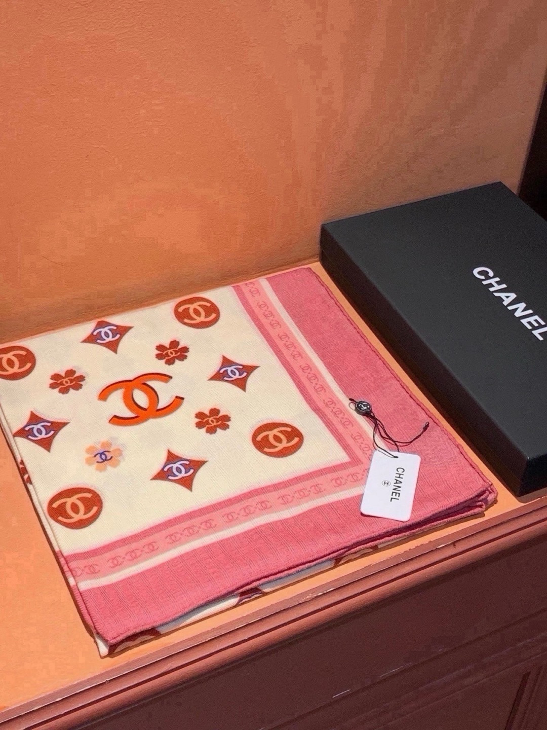 🆕   香奈儿上新❤️ 【Chanel】  经典茶花优雅Coco风，Chanel最新丝绒大方巾~气质到骨子里，香奶奶新一