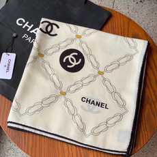 🆕 高级成衣系列~Chanel 【140双面同色丝绒披肩】 此系列谱写一曲自由轻灵的赞歌 本系列作品创新演绎品牌的 🆕 高级成衣系列~Chanel 【140双面同色丝绒披肩】 此系列谱写一曲自由轻灵的赞歌 本系列作品创新演绎品牌的