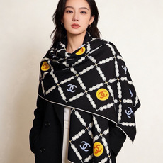 🆕 高级成衣系列~Chanel 【140双面同色丝绒披肩】 此系列谱写一曲自由轻灵的赞歌 本系列作品创新演绎品牌的 🆕 高级成衣系列~Chanel 【140双面同色丝绒披肩】 此系列谱写一曲自由轻灵的赞歌 本系列作品创新演绎品牌的