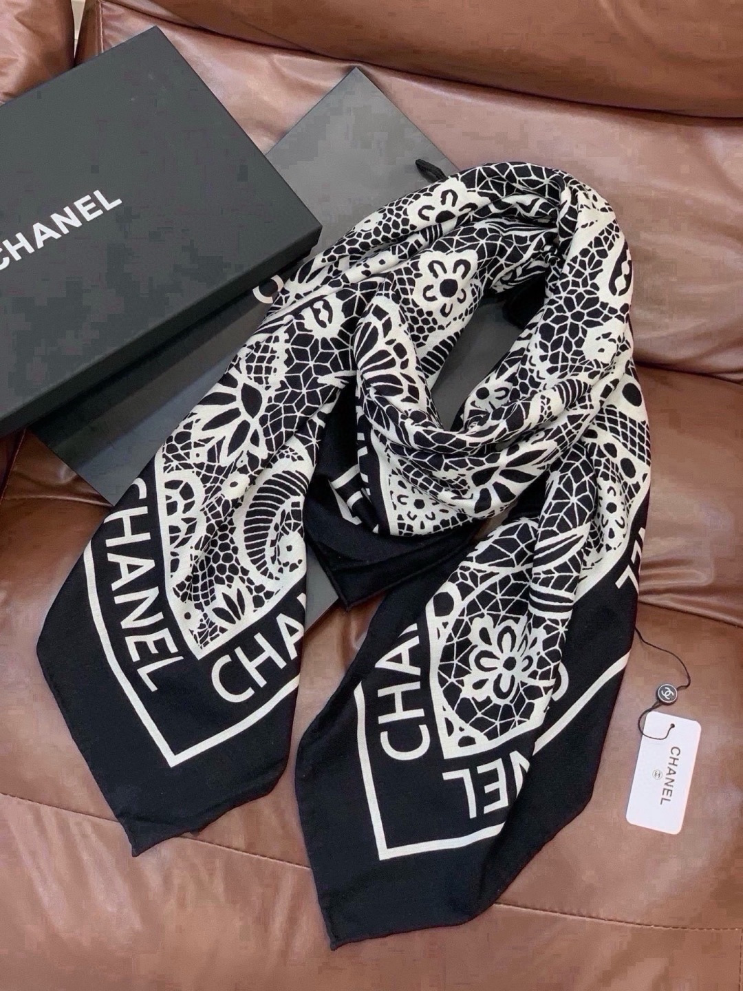 🆕 高级成衣系列~Chanel 【140双面同色丝绒披肩】 此系列谱写一曲自由轻灵的赞歌 本系列作品创新演绎品牌的 🆕 高级成衣系列~Chanel 【140双面同色丝绒披肩】 此系列谱写一曲自由轻灵的赞歌 本系列作品创新演绎品牌的