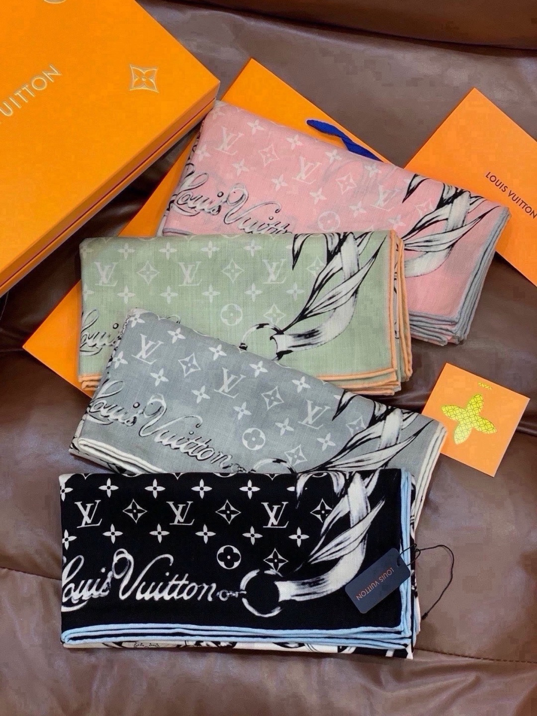 🆕 LV x TM 140披肩 【140顶级丝绒双面同色披肩】 本款L Multicolor披肩出自路易威登与知名日本 🆕 LV x TM 140披肩 【140顶级丝绒双面同色披肩】 本款L Multicolor披肩出自路易威登与知名日本