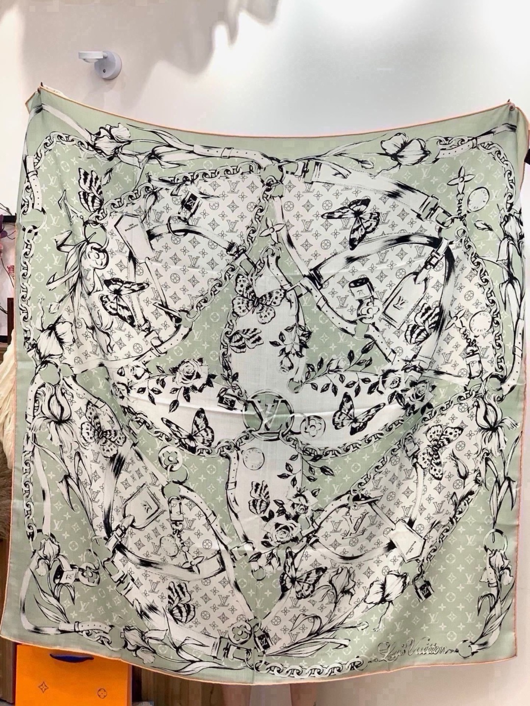 🆕 LV x TM 140披肩 【140顶级丝绒双面同色披肩】 本款L Multicolor披肩出自路易威登与知名日本 🆕 LV x TM 140披肩 【140顶级丝绒双面同色披肩】 本款L Multicolor披肩出自路易威登与知名日本