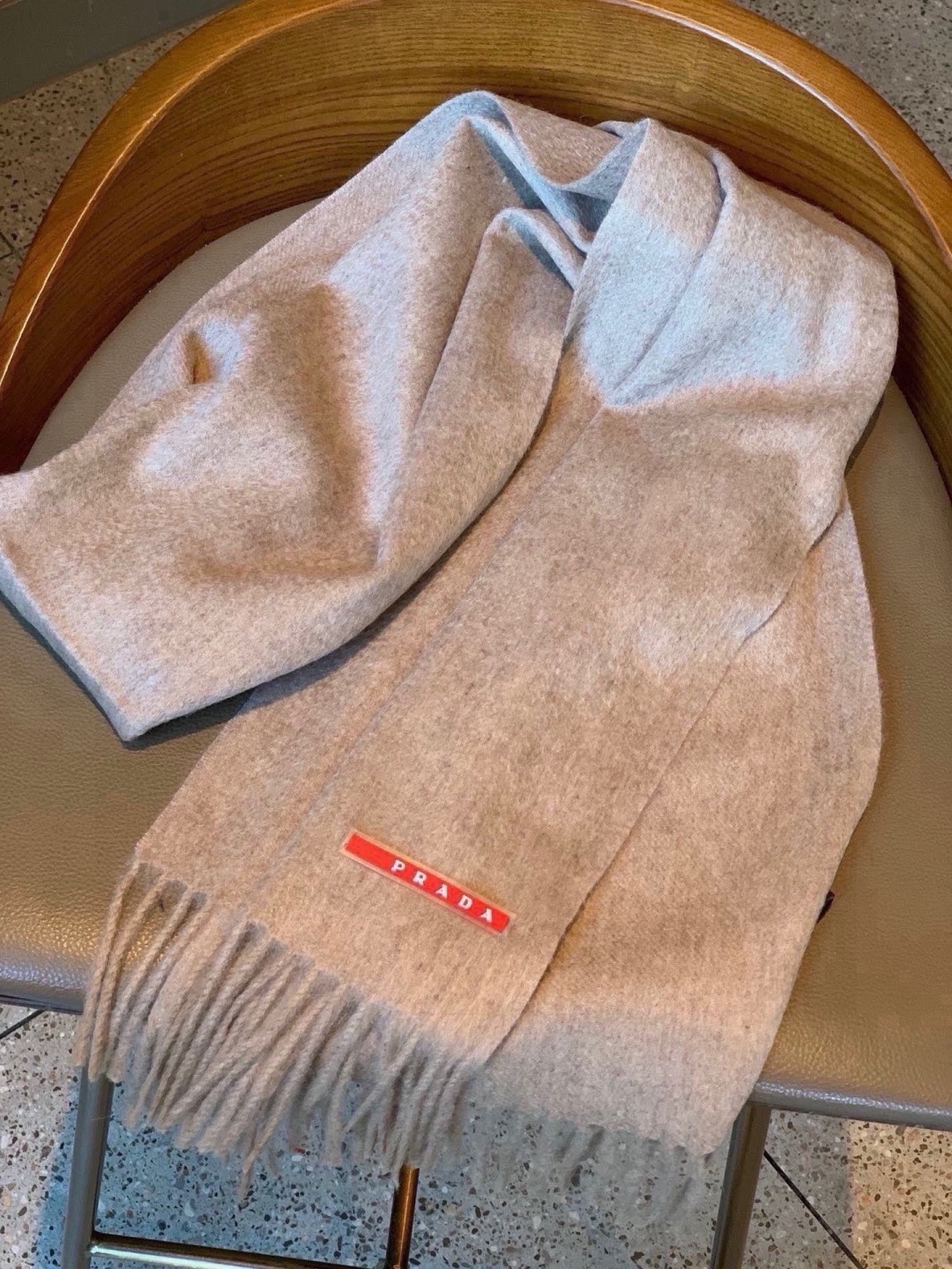 🆕   普拉达（🆕 PRADA）最新情侣款围巾 大方 简约 是成功男士不二追求 经典图案搭配LOGO设计 时尚色调 充满