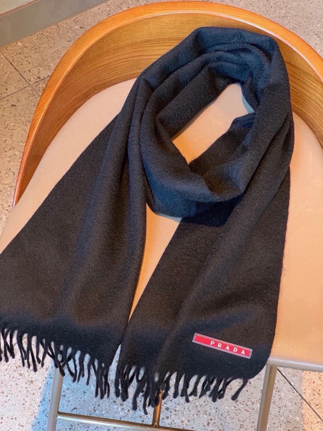 🆕   普拉达（🆕 PRADA）最新情侣款围巾 大方 简约 是成功男士不二追求 经典图案搭配LOGO设计 时尚色调 充满