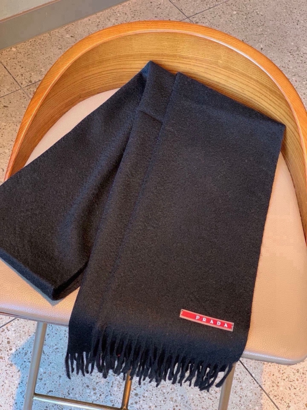 🆕   普拉达（🆕 PRADA）最新情侣款围巾 大方 简约 是成功男士不二追求 经典图案搭配LOGO设计 时尚色调 充满