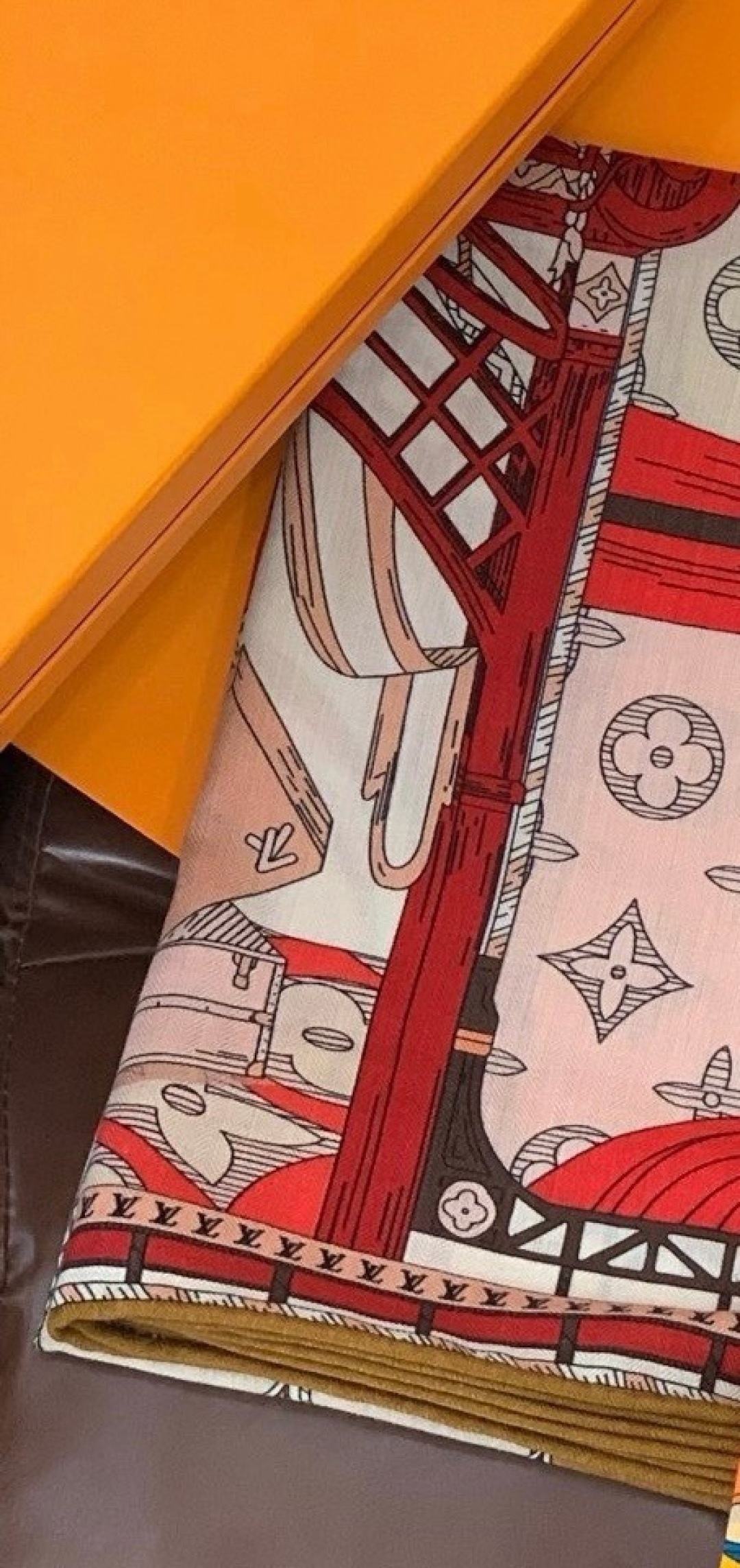 🆕  LV x TM 140披肩 【140顶级丝绒双面同色披肩】 本款L Multicolor披肩出自路易威登与知名日本