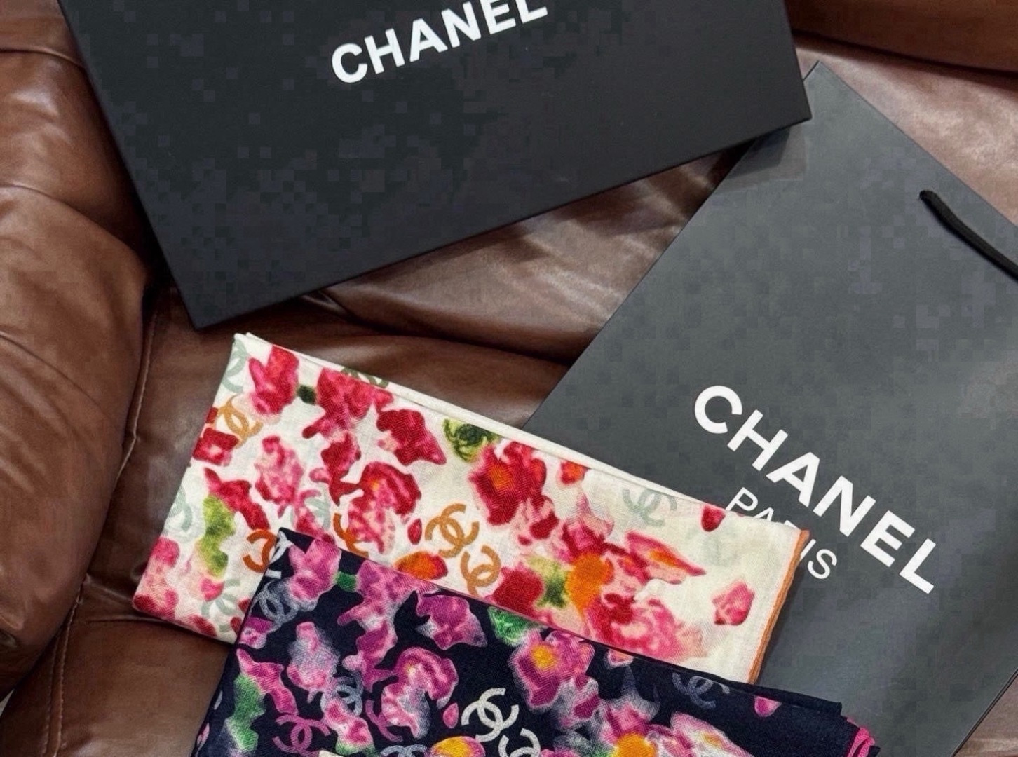 🆕  🌸·春日碎花 Chanel 140丝绒双面披肩 新款碎花花披肩 超级有氛围感 135*135cm的大尺寸 配色太好