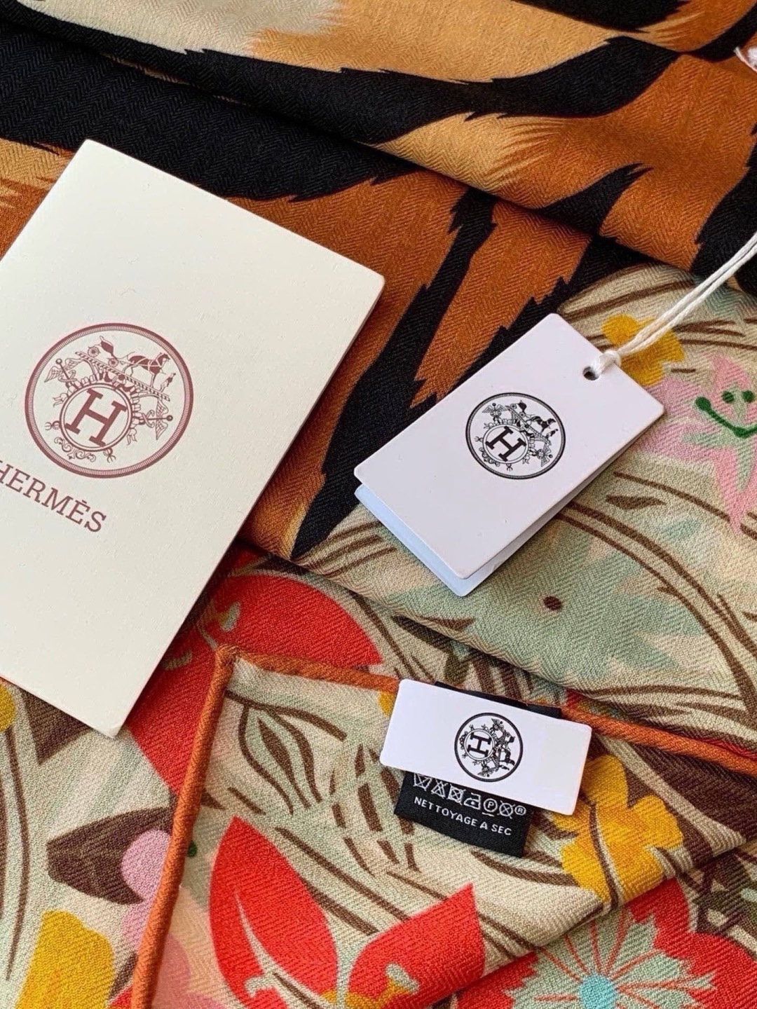 🆕  💟上新🆕💕手工卷边！羊绒和真丝混纺披肩（70%羊绒30%桑蚕丝）。 这款披肩采用经典山羊绒和真丝混纺面料，柔软轻盈