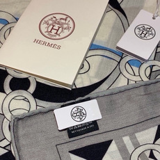 🆕 💟H家上新💞【双面同色丝绒方巾】手工卷边山羊绒和真丝混纺披肩(70%山羊绒,30%桑蚕丝) 这款披肩采用经典山羊绒 🆕 💟H家上新💞【双面同色丝绒方巾】手工卷边山羊绒和真丝混纺披肩(70%山羊绒,30%桑蚕丝) 这款披肩采用经典山羊绒