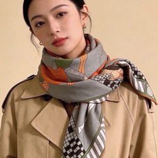 🆕 “全速前进”140双面丝绒披肩 手工卷边丝绒方巾(30%桑蚕丝70%羊绒) 这款经典单品展现强大而迷人的女性魅力精 🆕 “全速前进”140双面丝绒披肩 手工卷边丝绒方巾(30%桑蚕丝70%羊绒) 这款经典单品展现强大而迷人的女性魅力精