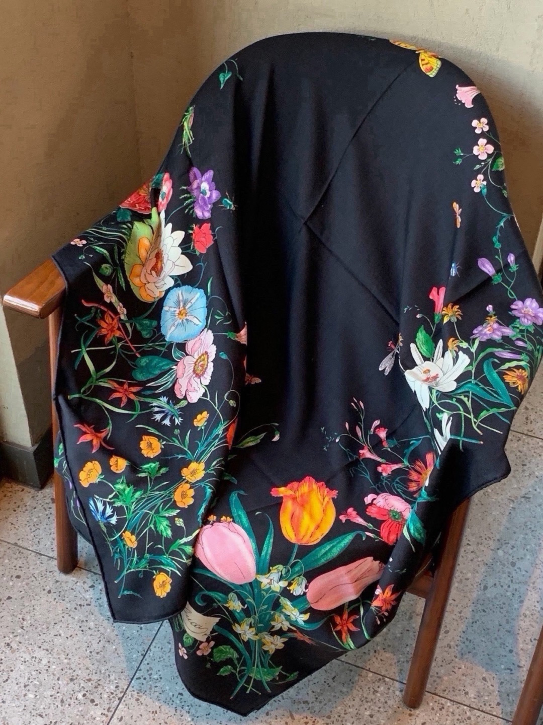 🆕   Gucci印花方巾 【双面同色印花】 春夏系列倾情推出活力十足的配饰，这款缀饰Gucci Flora花卉图案的方
