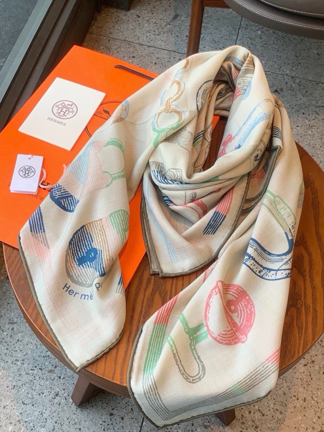 🆕  爱马仕(Hermes)【💗】 | “马具故事的诗意回顾”140披肩  【上新❤️】 永远秉承高品质 手工卷边羊绒和