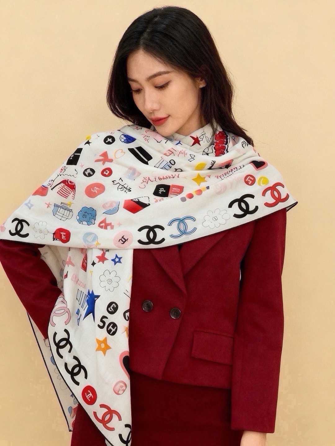 🆕   高级成衣系列～Chanel  【140双面同色丝绒披肩】 此系列谱写一曲自由轻灵的赞歌 本系列作品创新演绎品牌的