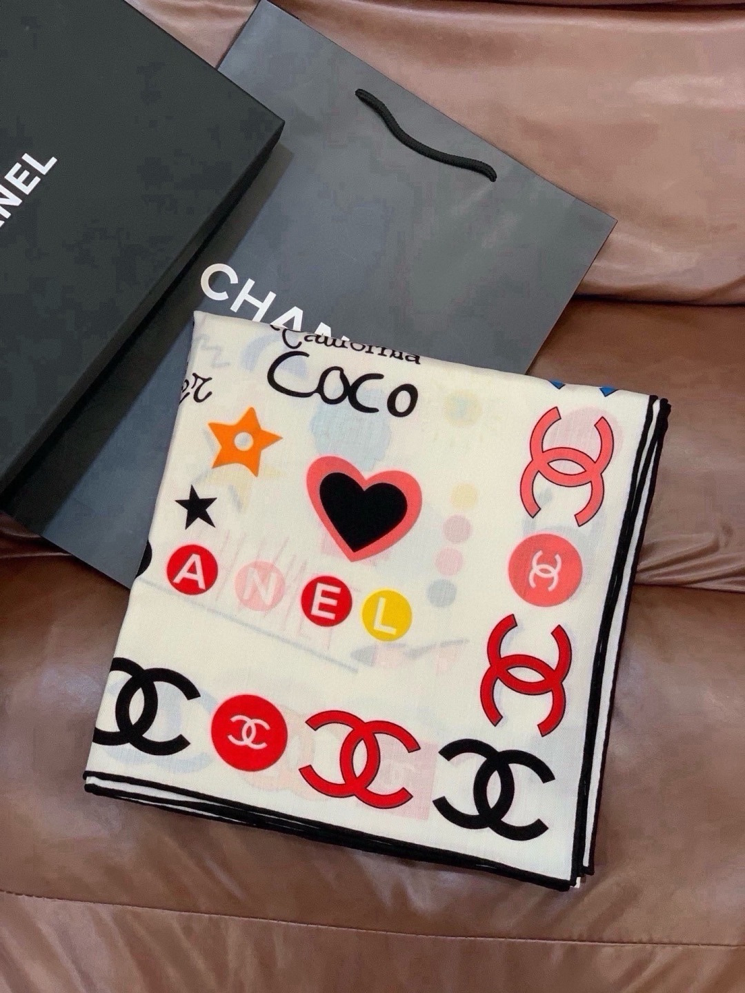 🆕   高级成衣系列～Chanel  【140双面同色丝绒披肩】 此系列谱写一曲自由轻灵的赞歌 本系列作品创新演绎品牌的