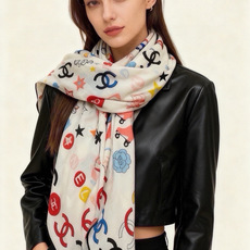 🆕 高级成衣系列~Chanel 【140双面同色丝绒披肩】 此系列谱写一曲自由轻灵的赞歌 本系列作品创新演绎品牌的 🆕 高级成衣系列~Chanel 【140双面同色丝绒披肩】 此系列谱写一曲自由轻灵的赞歌 本系列作品创新演绎品牌的