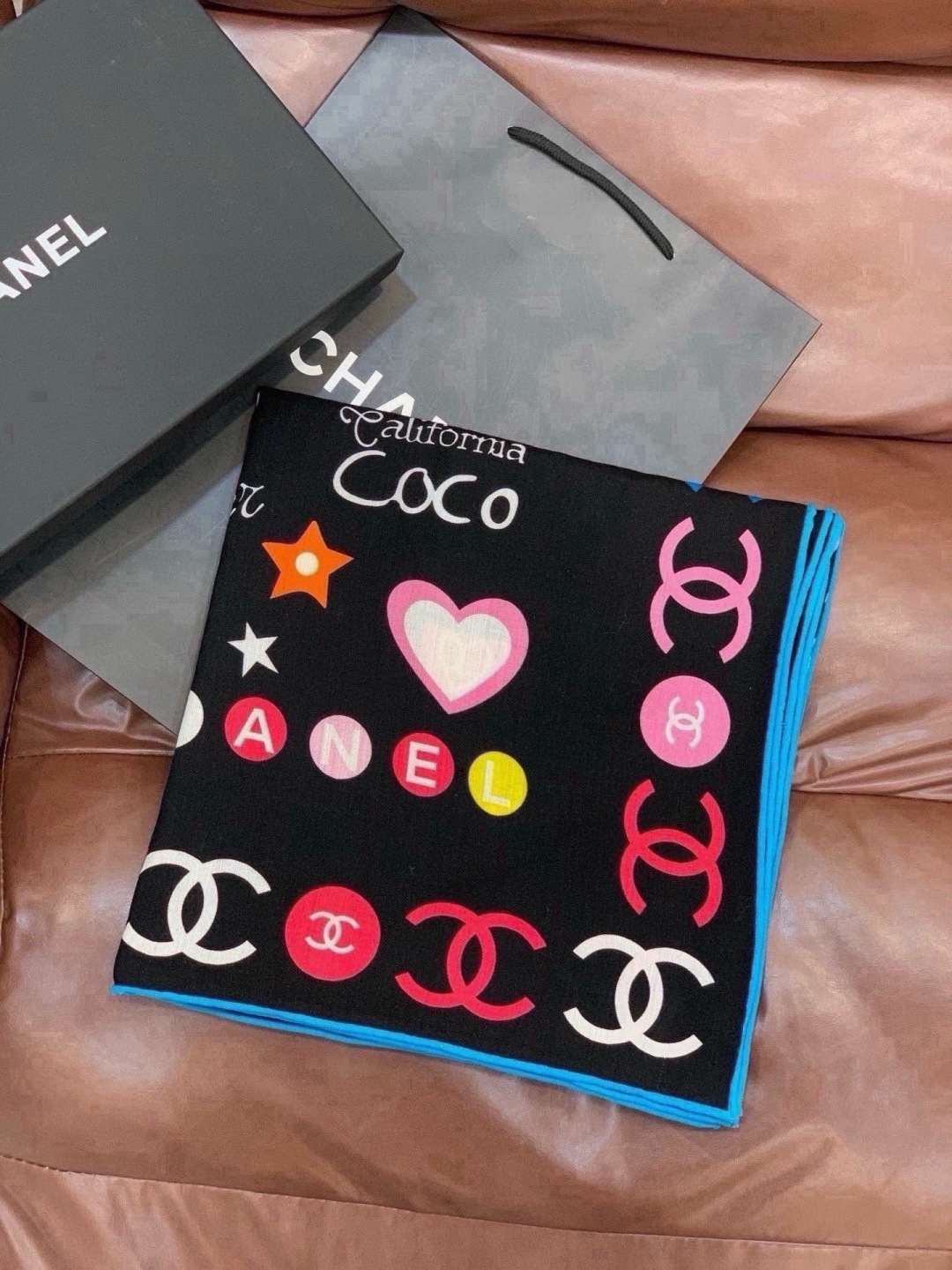🆕   高级成衣系列～Chanel  【140双面同色丝绒披肩】 此系列谱写一曲自由轻灵的赞歌 本系列作品创新演绎品牌的