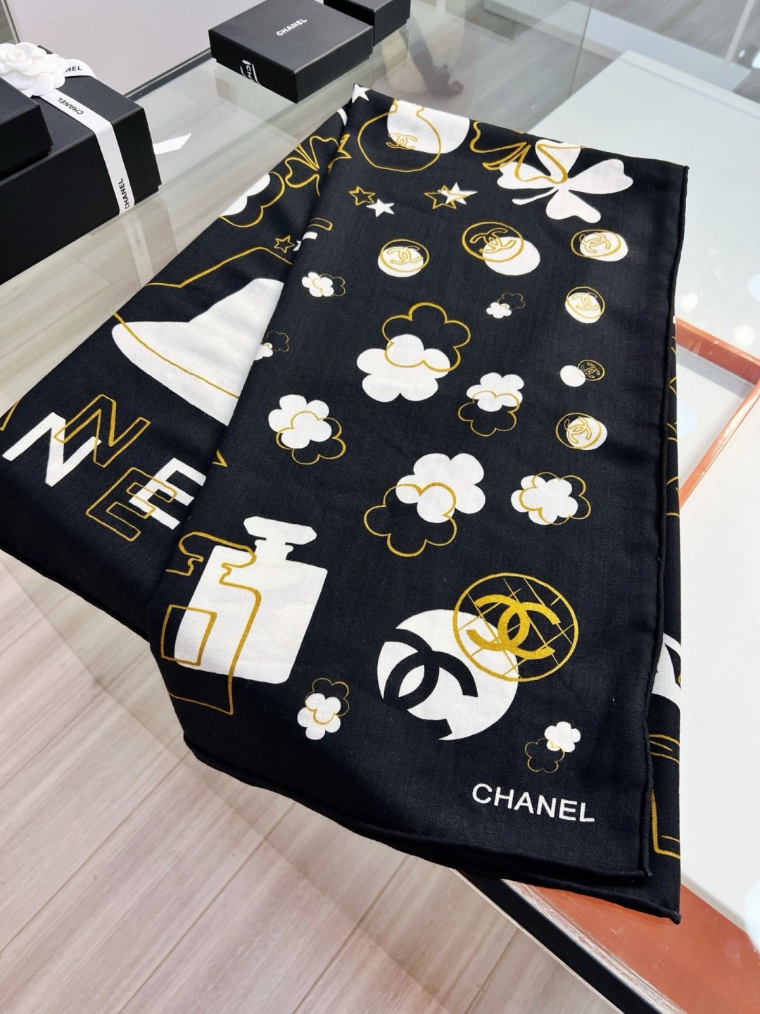 🆕   Chanel ~新品～ 【140顶级丝绒双面同色】 包包、香水瓶、山茶花与双C的完美结合 适合各种场合搭配使用 