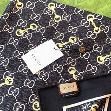 🆕 Gucci~140双面丝绒披肩 马衔扣细节和GG图案以精致色调匠心呈献,意在向品牌与马术世界的深厚渊源致敬。这款 🆕 Gucci~140双面丝绒披肩 马衔扣细节和GG图案以精致色调匠心呈献,意在向品牌与马术世界的深厚渊源致敬。这款