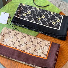 🆕 Gucci~140双面丝绒披肩 马衔扣细节和GG图案以精致色调匠心呈献,意在向品牌与马术世界的深厚渊源致敬。这款 🆕 Gucci~140双面丝绒披肩 马衔扣细节和GG图案以精致色调匠心呈献,意在向品牌与马术世界的深厚渊源致敬。这款