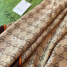 🆕 Gucci~140双面丝绒披肩 马衔扣细节和GG图案以精致色调匠心呈献,意在向品牌与马术世界的深厚渊源致敬。这款 🆕 Gucci~140双面丝绒披肩 马衔扣细节和GG图案以精致色调匠心呈献,意在向品牌与马术世界的深厚渊源致敬。这款