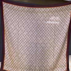🆕 Gucci~140双面丝绒披肩 马衔扣细节和GG图案以精致色调匠心呈献,意在向品牌与马术世界的深厚渊源致敬。这款 🆕 Gucci~140双面丝绒披肩 马衔扣细节和GG图案以精致色调匠心呈献,意在向品牌与马术世界的深厚渊源致敬。这款