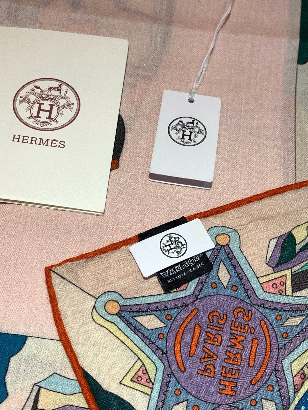 🆕   羊绒新款🆕👏👏买了都说好看‼️推荐💕爱马仕双面同色羊绒方巾【双面同色140】，顶级工艺超值‼️爱马仕专柜爆款🎁💟