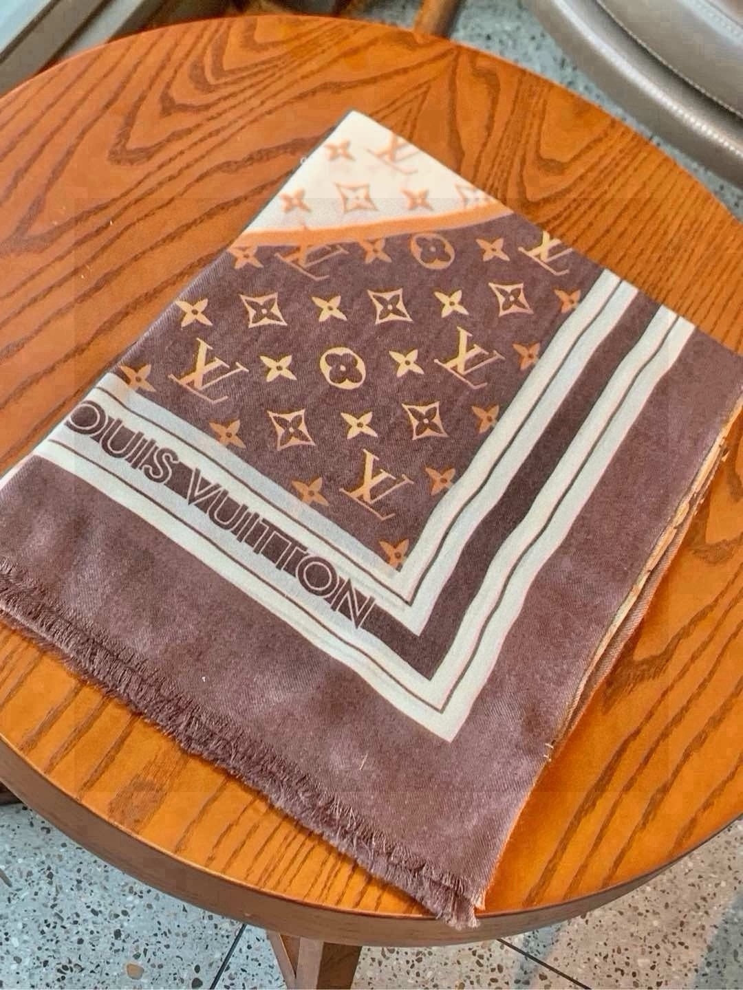 🆕   新款上😍真心赞‼ Airline 🆕 Patches Monogram【V字标识长巾】羊绒长巾，披肩在秉承旅行传