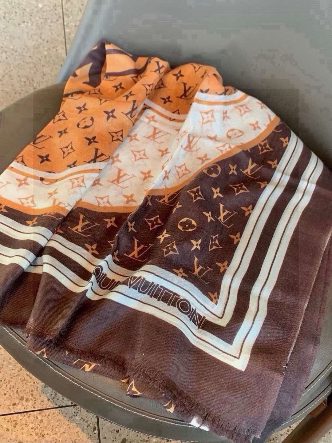 🆕   新款上😍真心赞‼ Airline 🆕 Patches Monogram【V字标识长巾】羊绒长巾，披肩在秉承旅行传