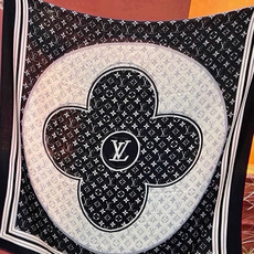 🆕 新款上😍真心赞‼ Airline 🆕 Patches Monogram【V字标识长巾】羊绒长巾,披肩在秉承旅行传 🆕 新款上😍真心赞‼ Airline 🆕 Patches Monogram【V字标识长巾】羊绒长巾,披肩在秉承旅行传