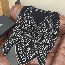 🆕 Chanel ~ 【140顶级双面丝绒披肩】 香家logo与字母的完美碰撞设计 底部还有隐隐约约的双C小Logo 🆕 Chanel ~ 【140顶级双面丝绒披肩】 香家logo与字母的完美碰撞设计 底部还有隐隐约约的双C小Logo