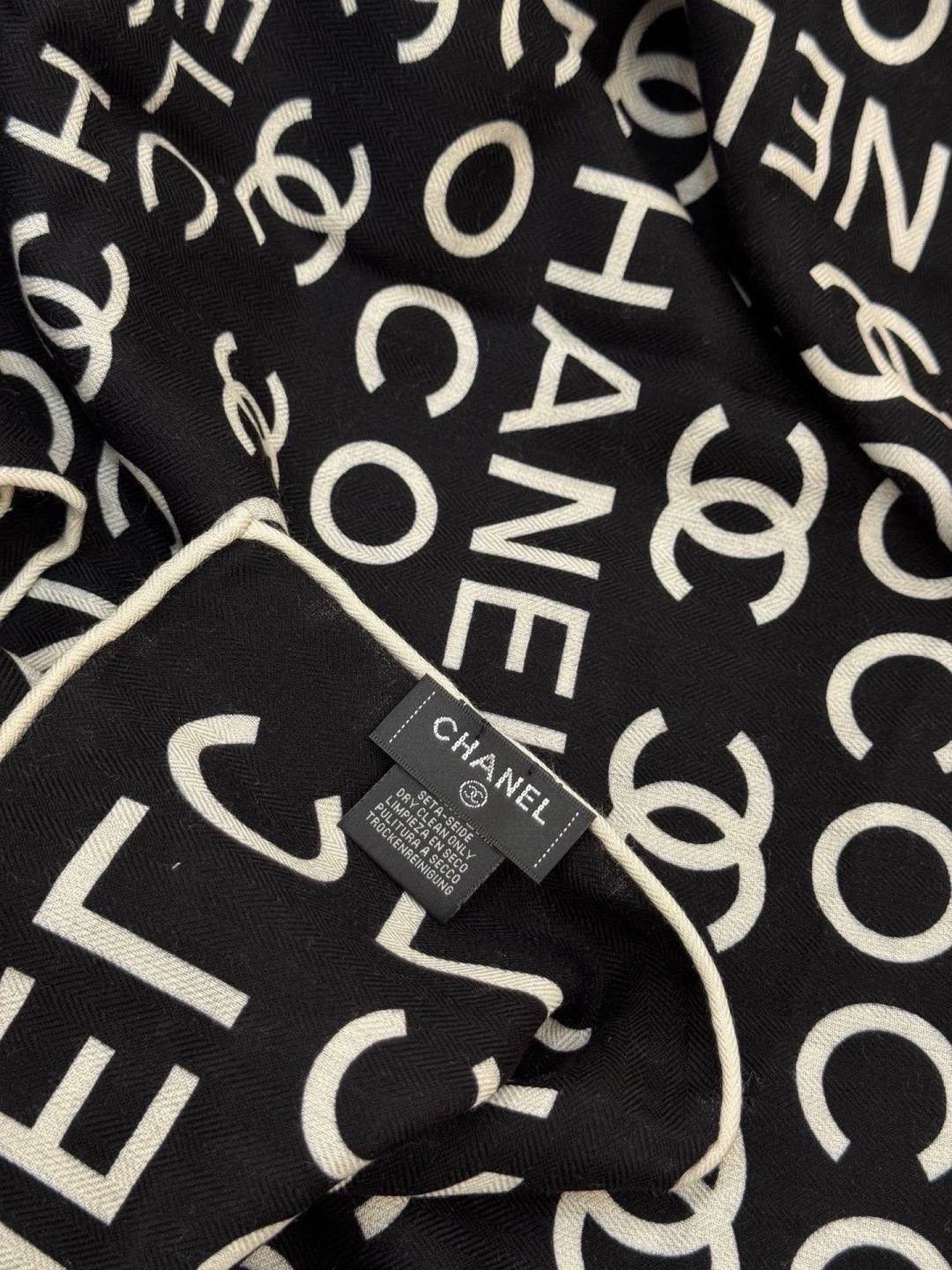 🆕 Chanel ~ 【140顶级双面丝绒披肩】 香家logo与字母的完美碰撞设计 底部还有隐隐约约的双C小Logo 🆕 Chanel ~ 【140顶级双面丝绒披肩】 香家logo与字母的完美碰撞设计 底部还有隐隐约约的双C小Logo