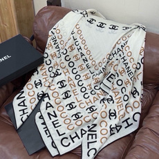 🆕 Chanel ~ 【140顶级双面丝绒披肩】 香家logo与字母的完美碰撞设计 底部还有隐隐约约的双C小Logo 🆕 Chanel ~ 【140顶级双面丝绒披肩】 香家logo与字母的完美碰撞设计 底部还有隐隐约约的双C小Logo