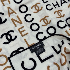 🆕 Chanel ~ 【140顶级双面丝绒披肩】 香家logo与字母的完美碰撞设计 底部还有隐隐约约的双C小Logo 🆕 Chanel ~ 【140顶级双面丝绒披肩】 香家logo与字母的完美碰撞设计 底部还有隐隐约约的双C小Logo