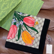 🆕 Gucci新款方巾 Gucci动物和花卉印花 品牌典藏图案在与全新醒目印花的衬托下熠熠生辉。这款方巾匠心缀饰动物和 🆕 Gucci新款方巾 Gucci动物和花卉印花 品牌典藏图案在与全新醒目印花的衬托下熠熠生辉。这款方巾匠心缀饰动物和