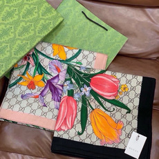 🆕 Gucci新款方巾 Gucci动物和花卉印花 品牌典藏图案在与全新醒目印花的衬托下熠熠生辉。这款方巾匠心缀饰动物和 🆕 Gucci新款方巾 Gucci动物和花卉印花 品牌典藏图案在与全新醒目印花的衬托下熠熠生辉。这款方巾匠心缀饰动物和