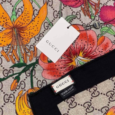 🆕 Gucci新款方巾 Gucci动物和花卉印花 品牌典藏图案在与全新醒目印花的衬托下熠熠生辉。这款方巾匠心缀饰动物和 🆕 Gucci新款方巾 Gucci动物和花卉印花 品牌典藏图案在与全新醒目印花的衬托下熠熠生辉。这款方巾匠心缀饰动物和