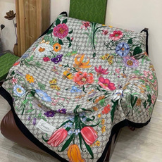 🆕 Gucci新款方巾 Gucci动物和花卉印花 品牌典藏图案在与全新醒目印花的衬托下熠熠生辉。这款方巾匠心缀饰动物和 🆕 Gucci新款方巾 Gucci动物和花卉印花 品牌典藏图案在与全新醒目印花的衬托下熠熠生辉。这款方巾匠心缀饰动物和
