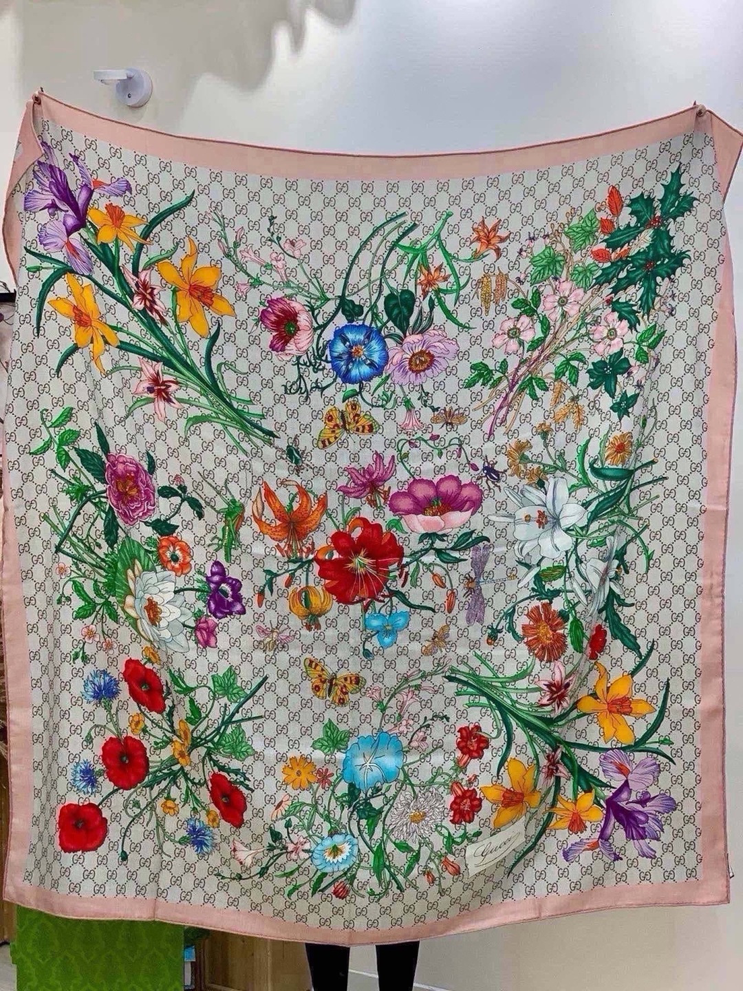 🆕  Gucci新款方巾 Gucci动物和花卉印花 品牌典藏图案在与全新醒目印花的衬托下熠熠生辉。这款方巾匠心缀饰动物和