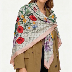 🆕 Gucci新款方巾 Gucci动物和花卉印花 品牌典藏图案在与全新醒目印花的衬托下熠熠生辉。这款方巾匠心缀饰动物和 🆕 Gucci新款方巾 Gucci动物和花卉印花 品牌典藏图案在与全新醒目印花的衬托下熠熠生辉。这款方巾匠心缀饰动物和
